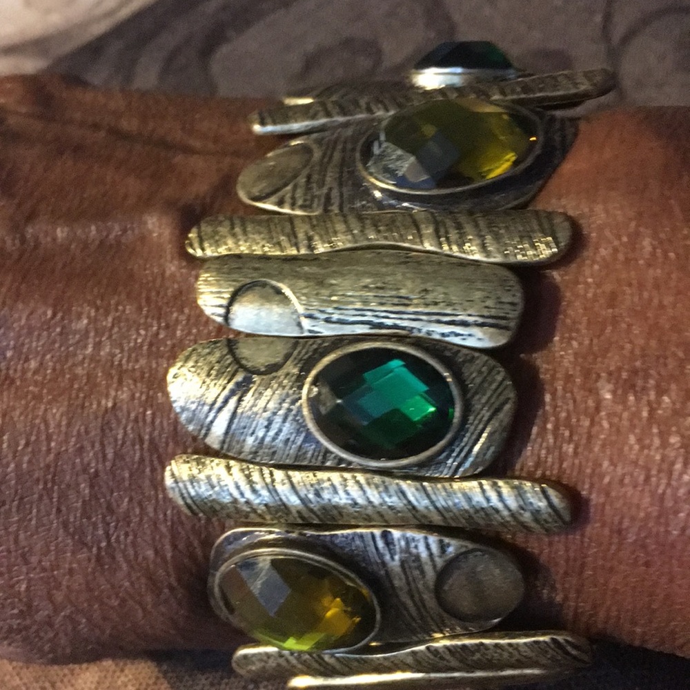 Bracelet with fake jewels